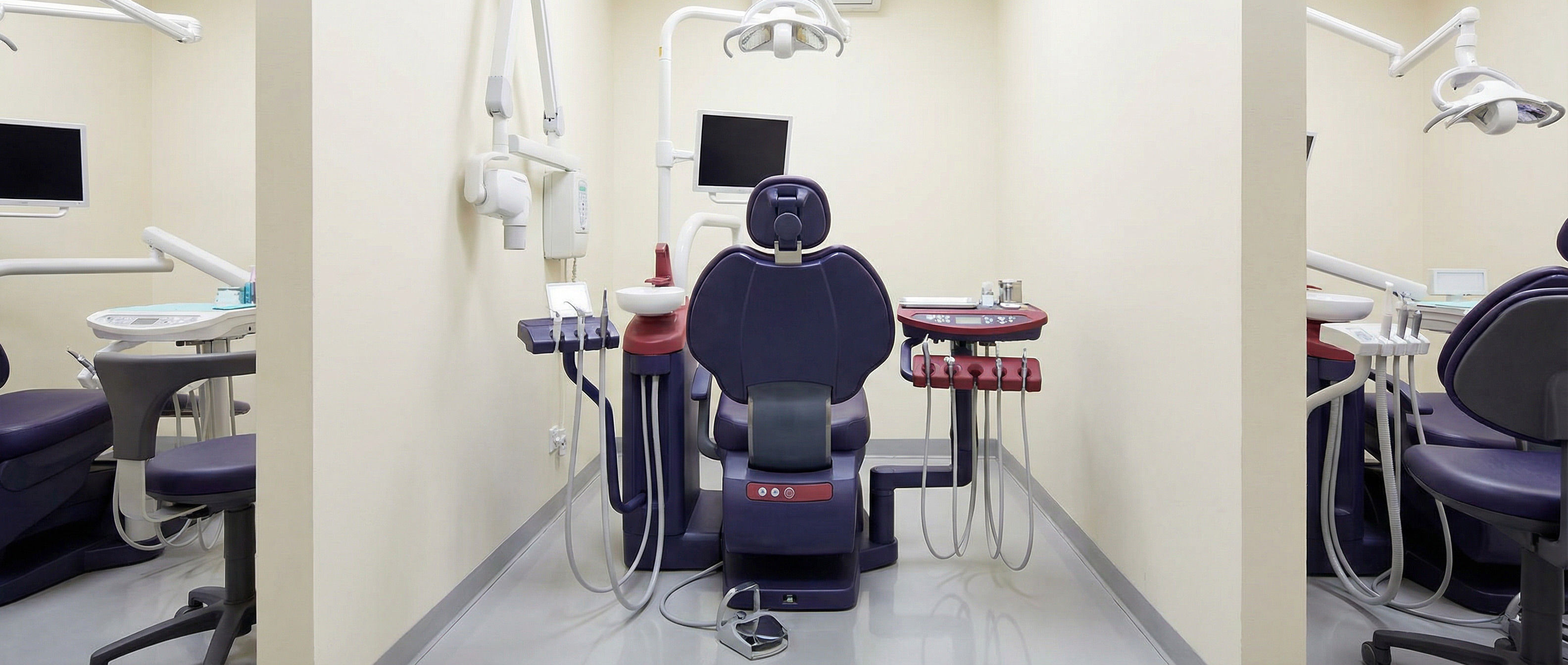 Компактная стоматологическая установка с нижней подачей в небольшом кабинете