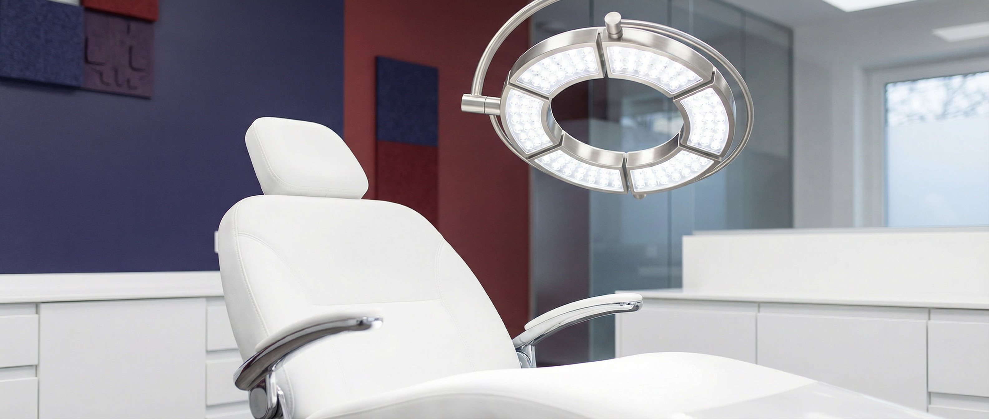 Безтеневой LED-светильник в стоматологическом кабинете над креслом пациента