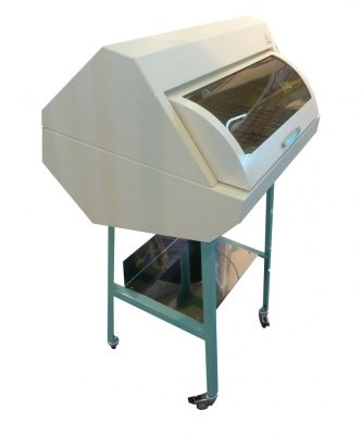 kamera-dlya-khraneniya-sterilnykh-izdeliy-ufk-1-na-nozhkakh-s-kolesami